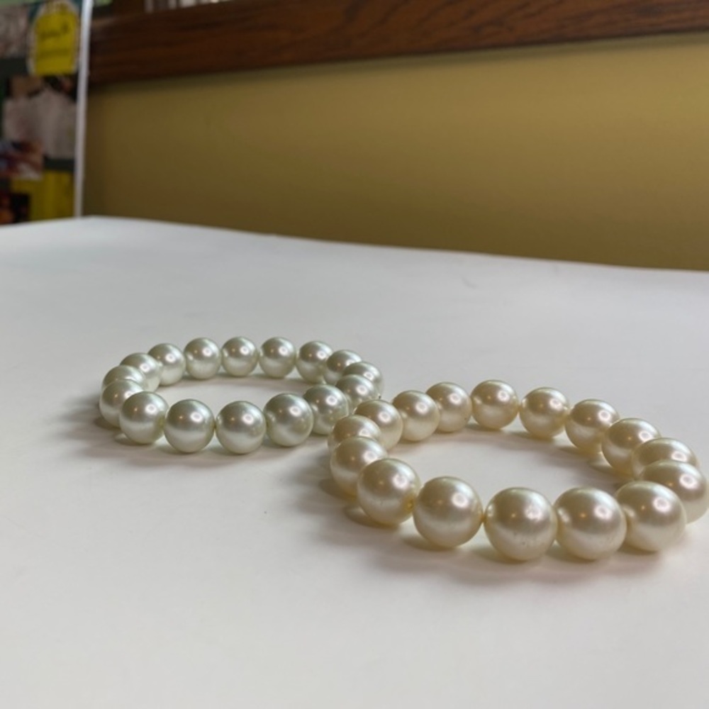 Two Imitation Pearl Bracelets in Green and White
